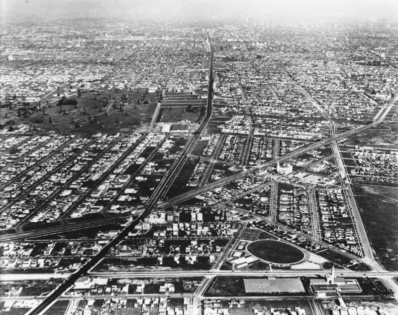 Illustration for article titled L.A.'s Wilshire Boulevard From the Air, Then & Now